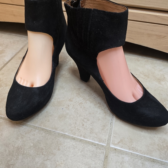 gentle souls Shoes - Gentle Souls By Kenneth Cole Suede Back Zipper  Ankle Strap Pumps